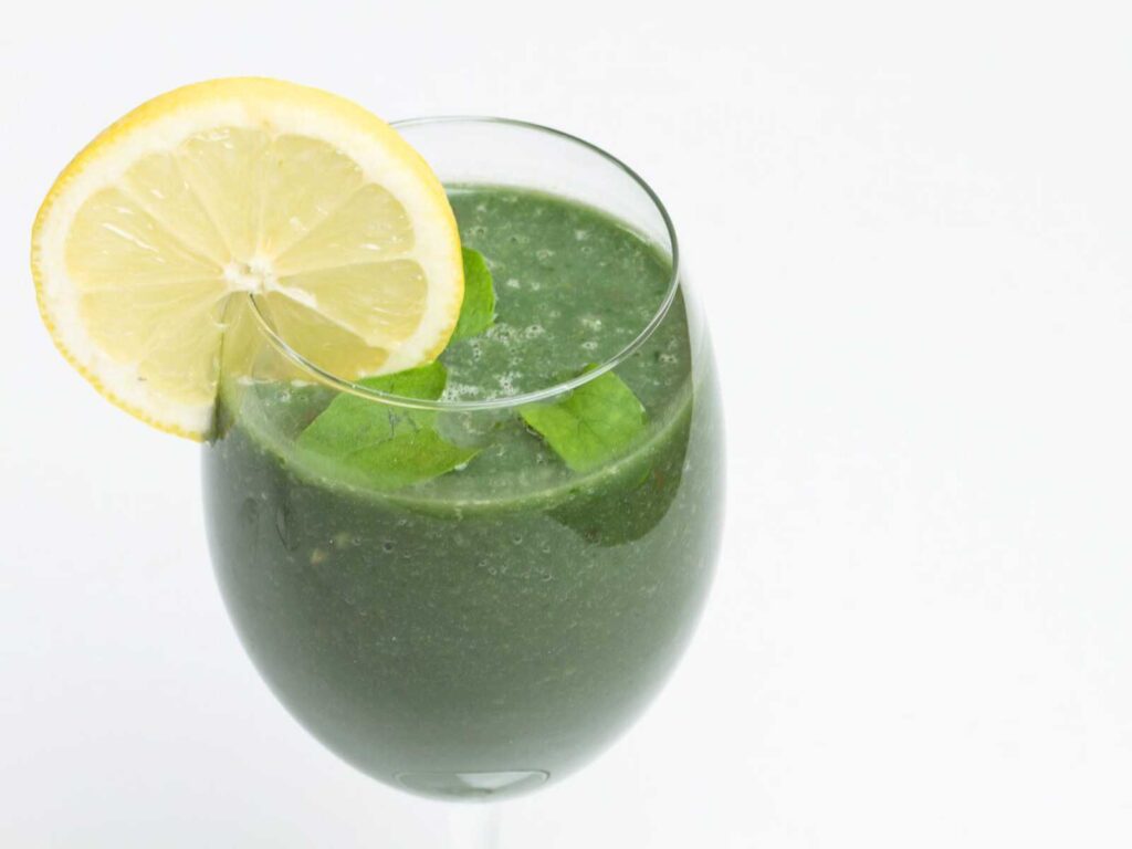 Vihrea palautusjuoma Spirulina chlorella avokado pinaatti Vegefrendit
